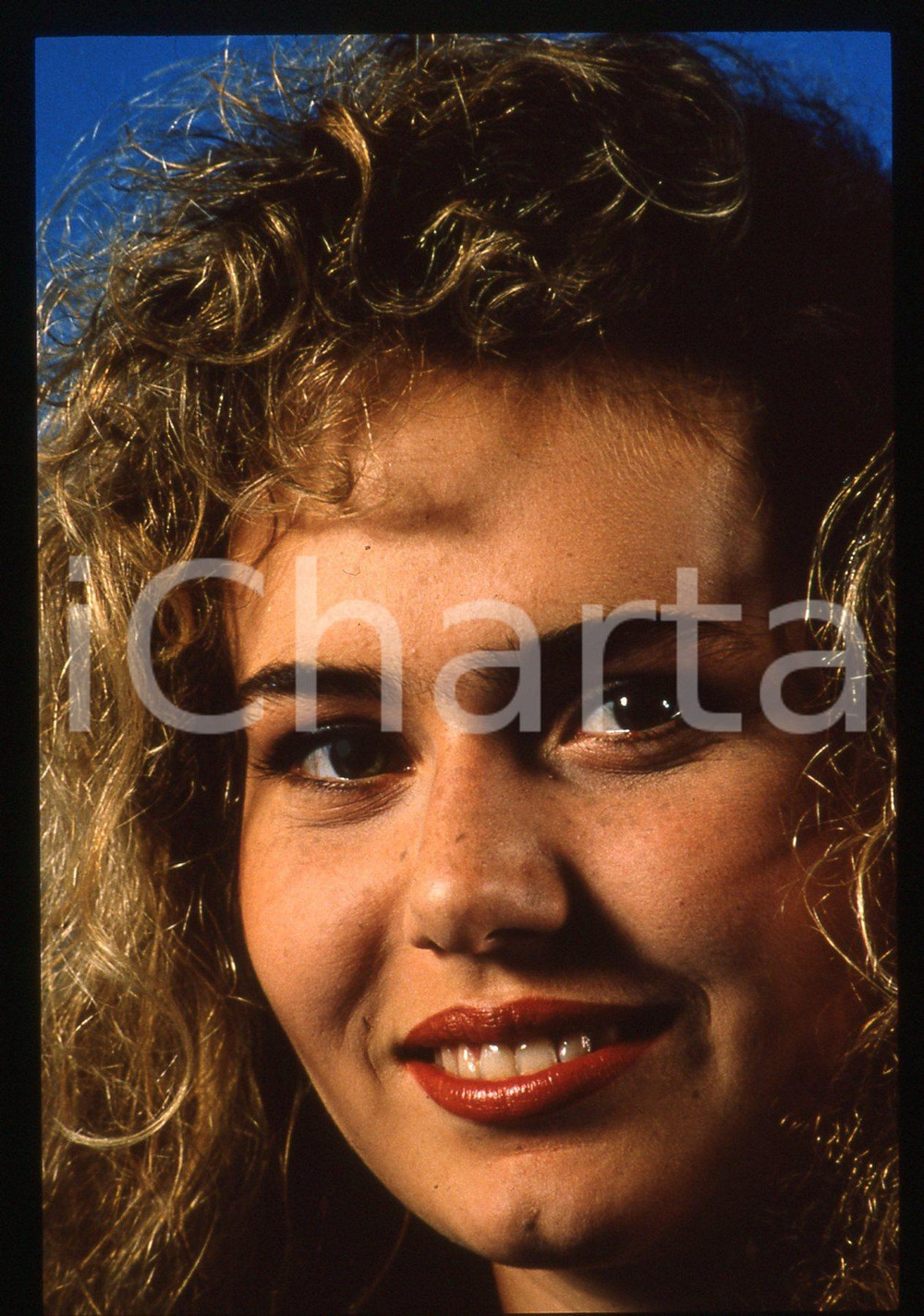 35mm vintage slide* 1989 CANALE 5 - Ylenia CARRISI - Ritratto (63)  Diapositiva d'epoca, in formato 35 mm.Nella diapositiva compare Ylenia Carrisi, nel backstage della trasmissione "La Ruota della Fortuna", in onda su Canale 5 nel 1989.CONDIZIONI: GOOD  Tutti i diritti riservati.E' severamente vietata la riproduzione. ICharta mette in vendita, sul negozio eBay e in esclusiva sul sito "icharta" il proprio archivio composto da numerose diapositive e negativi fotografici d'epoca, tutti originali e autentici, che attraversano la storia del costume italiano tra gli la fine degli anni Sessanta e Novanta.Si tratta di uno sguardo inedito sull'attualit&agrave;, la politica, la vita quotidiana, il gossip e la cultura, che fotografa il cambiamento della nazione in quest'ultimo scorcio del XX secolo. Un'occasione unica per il mercato del collezionismo, che vede finalmente disponibile un archivio eccezionale per vastit&agrave;, tematiche e condizioni, in un settore (il negativo fotografico e la diapositiva) di assoluta novit&agrave; e dalle interessanti prospettive di investimento.New layer...  originale e autentica 1