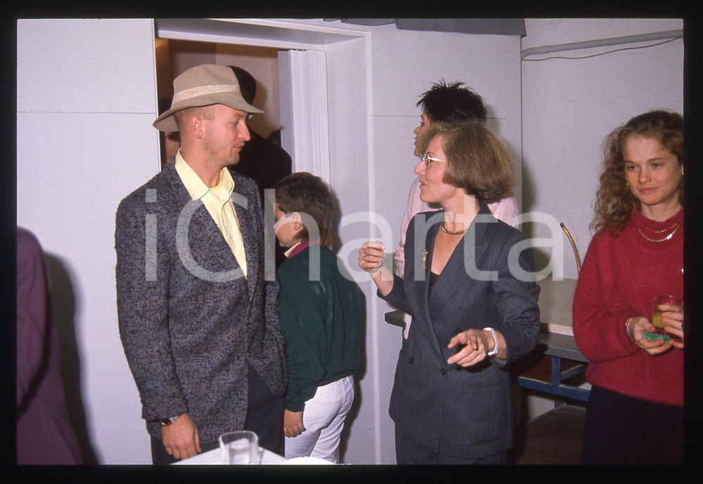 35mm vintage slide* 1988 BERGAMO Vincenza FIORONI - Inaugurazione boutique 2  Diapositiva d'epoca, in formato 35 mm. Nella diapositiva compare Vincenza Fioroni, in occasione dell'inaugurazione del suo laboratorio-boutique di prodotti di ceramica, avvenuta a Bergamo nel novembre 1988.CONDIZIONI: GOOD Tutti i diritti riservati.E' severamente vietata la riproduzione. ICharta mette in vendita, sul negozio eBay e in esclusiva sul sito "icharta" il proprio archivio composto da numerose diapositive e negativi fotografici d'epoca, tutti originali e autentici, che attraversano la storia del costume italiano tra gli la fine degli anni Sessanta e Novanta.Si tratta di uno sguardo inedito sull'attualit&agrave;, la politica, la vita quotidiana, il gossip e la cultura, che fotografa il cambiamento della nazione in quest'ultimo scorcio del XX secolo. Un'occasione unica per il mercato del collezionismo, che vede finalmente disponibile un archivio eccezionale per vastit&agrave;, tematiche e condizioni, in un settore (il negativo fotografico e la diapositiva) di assoluta novit&agrave; e dalle interessanti prospettive di investimento.New layer...  originale e autentica 1