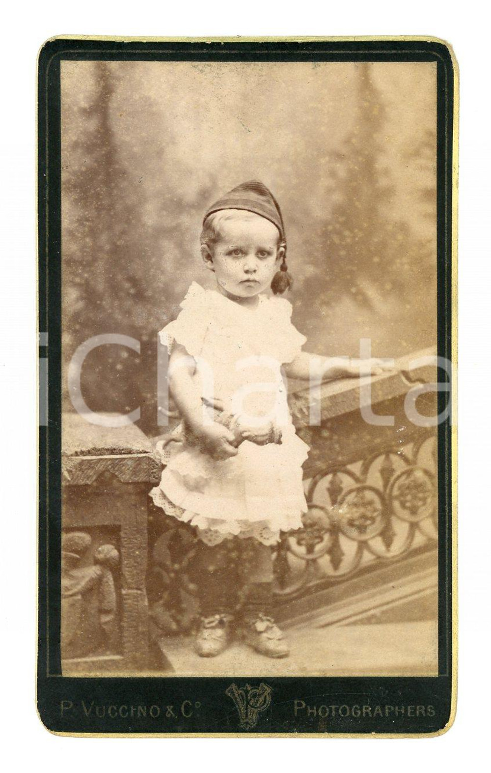 Fotografia d epoca originale 1880 ca BOMBAY INDIA Bambino con pupazzo  Foto P. VUCCINO CDV RARA 1