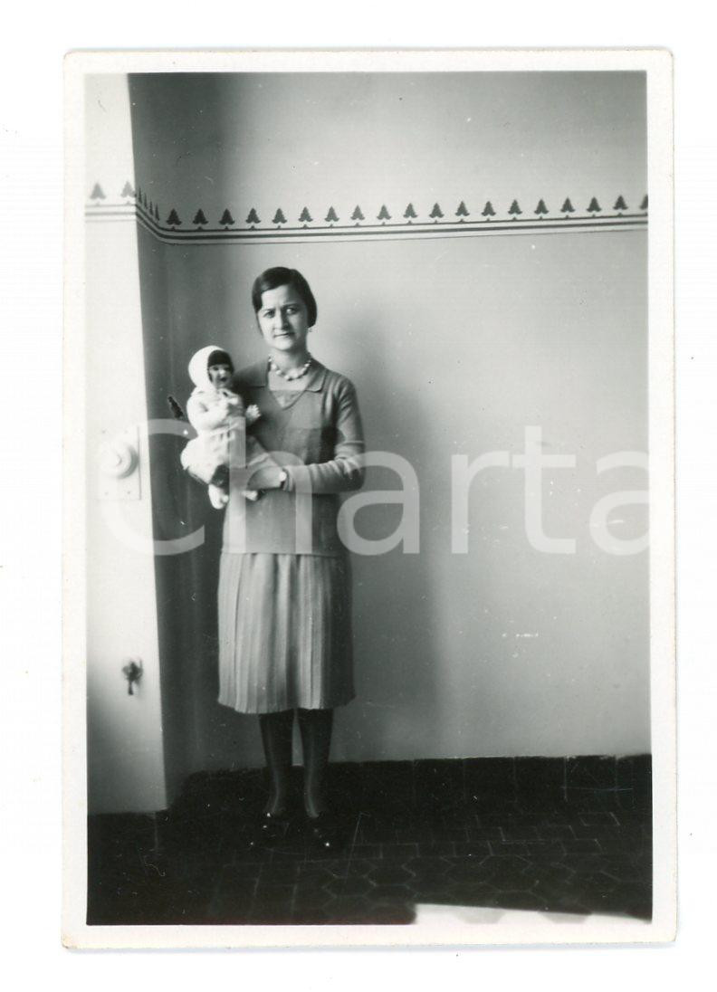 Fotografia d epoca originale 1925 ca ITALIA  COSTUME Donna con bambola in braccio  Foto 5x8 cm 1