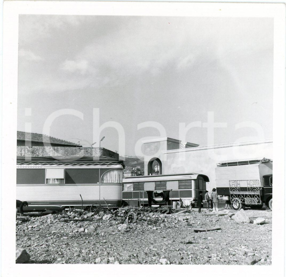 Fotografia d epoca originale 1971 SANREMO Roulotte del campo nomadi  Foto 9x9 cm 1