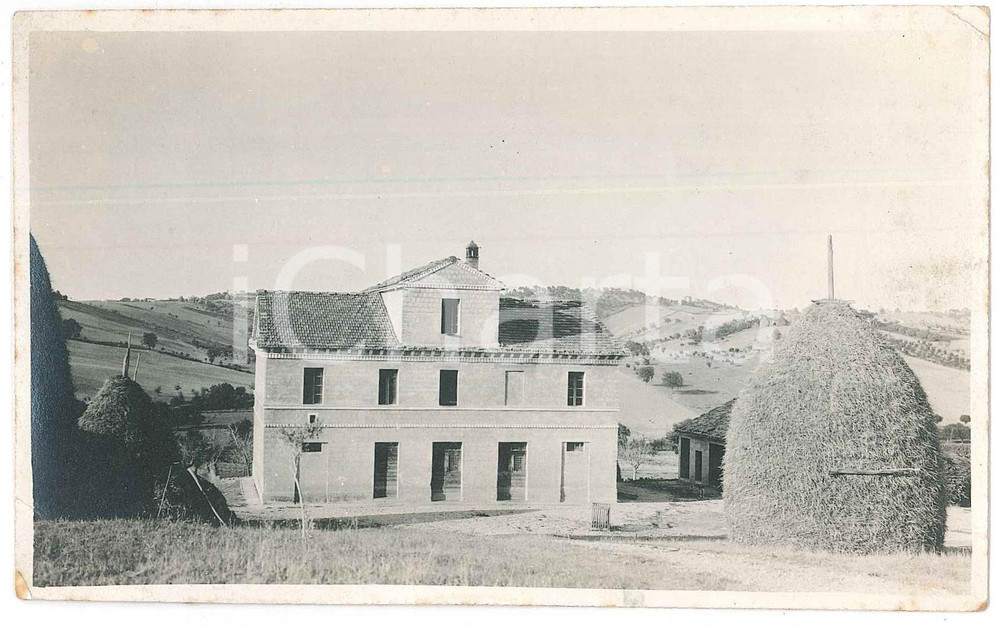 1935 ca PROVINCIA DI ANCONA Nuova casa colonica - Foto 14x8 cm Fotografia d'epoca.. CONDIZIONI:POOR/danneggiato Piegature agli angoli, bruniture diffuseFORMATO: 14x8 cm originale e autentica 1