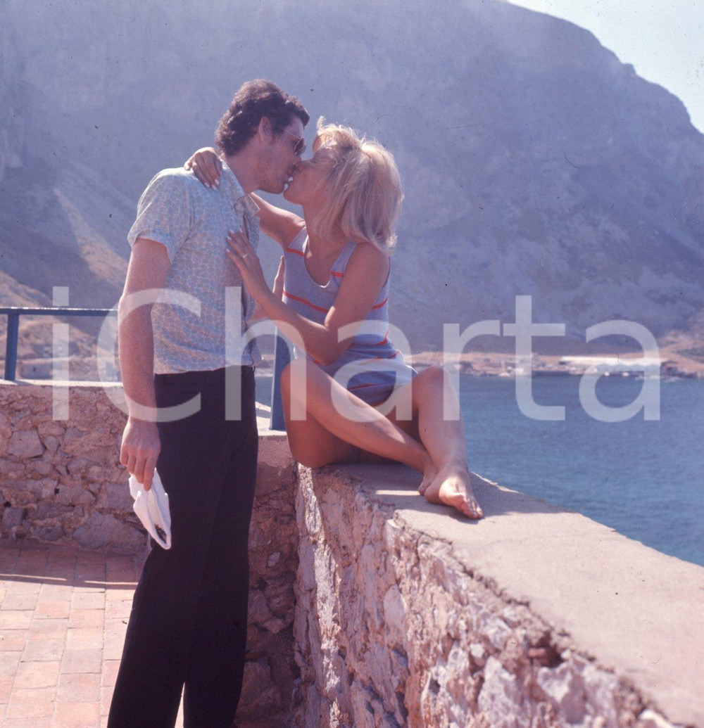 1975 ca Carmen VILLANI e Mauro IVALDI *DIAPOSITIVA ORIGINALE Diapositiva originale a colori su pellicola.  E' SEVERAMENTE VIETATA LA RIPRODUZIONE.TUTTI I DIRITTI SONO RISERVATI.ICharta mette in vendita, sul negozio eBay e in esclusiva sul sito "icharta" il proprio archivio composto da numerose diapositive e negativi fotografici d'epoca, tutti originali e autentici.Si tratta di uno sguardo inedito sull'attualità, la politica, la vita quotidiana, il gossip e la cultura, che fotografa il cambiamento della nazione (e non solo) tra il 1890 ed il 1990 circa. Un'occasione unica per il mercato del collezionismo, che vede finalmente disponibile un archivio eccezionale per vastità, tematiche e condizioni, in un settore (il negativo fotografico e la diapositiva) di assoluta novità e dalle interessanti prospettive di investimento. CONDIZIONI:FAIR/discretoFORMATO: cm 6 x 6 originale e autentica 1