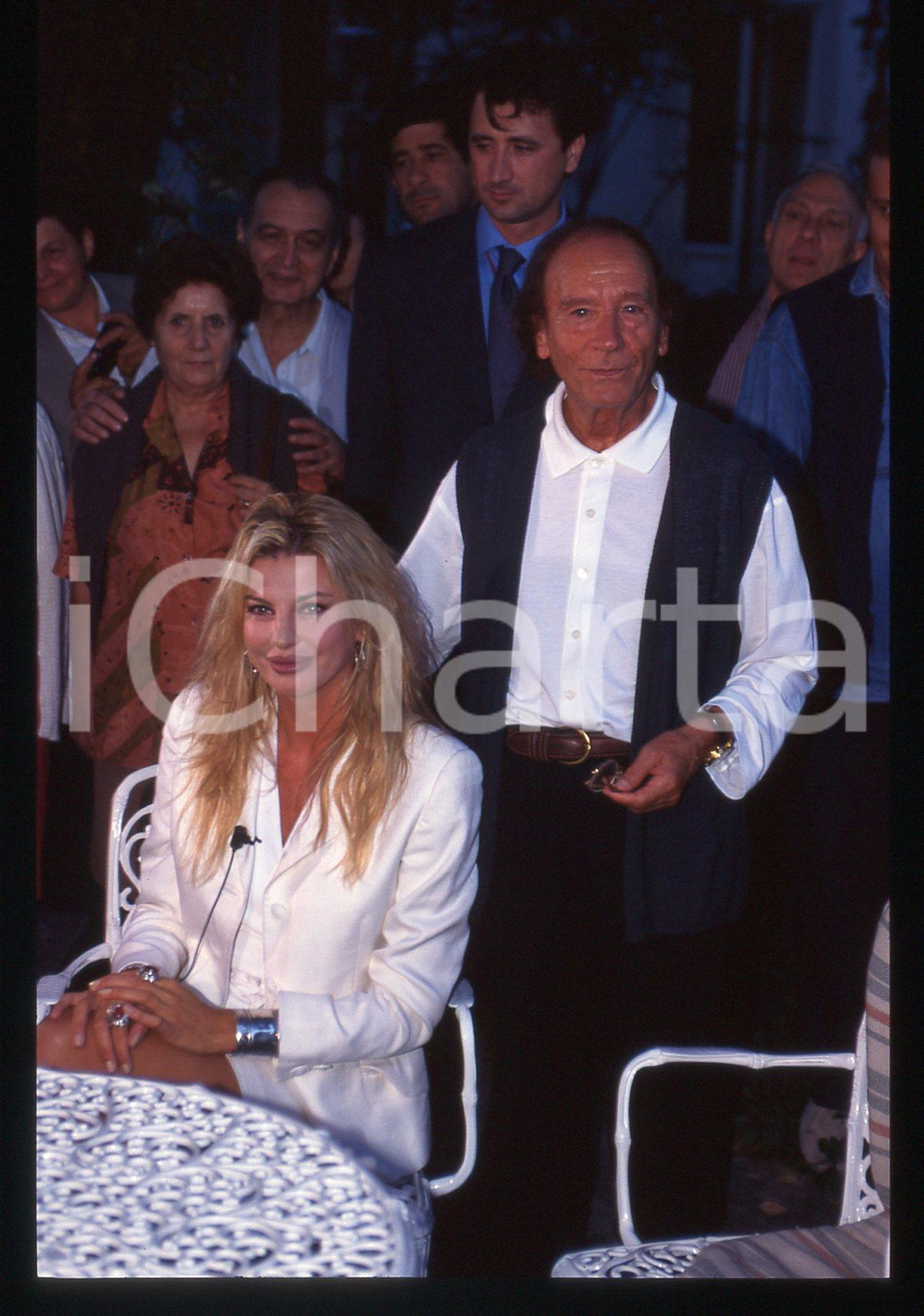 35mm vintage slide* 1996 MISS ITALIA Alba PARIETTI Enzo MIRIGLIANI Ritratto (3)  Diapositiva d'epoca, in formato 35 mm.  CONDIZIONI: GOOD Tutti i diritti riservati.E' severamente vietata la riproduzione. ICharta mette in vendita, sul negozio eBay e in esclusiva sul sito "icharta" il proprio archivio composto da numerose diapositive e negativi fotografici d'epoca, tutti originali e autentici, che attraversano la storia del costume italiano tra gli la fine degli anni Sessanta e Novanta.Si tratta di uno sguardo inedito sull'attualit&agrave;, la politica, la vita quotidiana, il gossip e la cultura, che fotografa il cambiamento della nazione in quest'ultimo scorcio del XX secolo. Un'occasione unica per il mercato del collezionismo, che vede finalmente disponibile un archivio eccezionale per vastit&agrave;, tematiche e condizioni, in un settore (il negativo fotografico e la diapositiva) di assoluta novit&agrave; e dalle interessanti prospettive di investimento.  originale e autentica 1