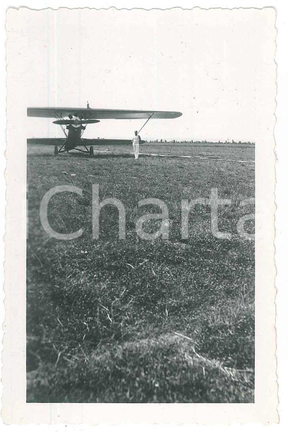 Fotografia d epoca originale 1930 ca AVIAZIONE Area di TORINO  Pilota e biplano su campo di volo Foto 7x11 1
