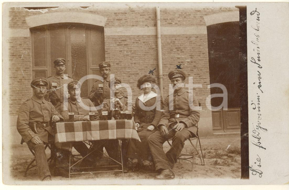 Fotografia d epoca originale 1915 WW1 DEUTSCHES HEER Soldati a tavola con birre Foto cartolina 14x9 cm 1