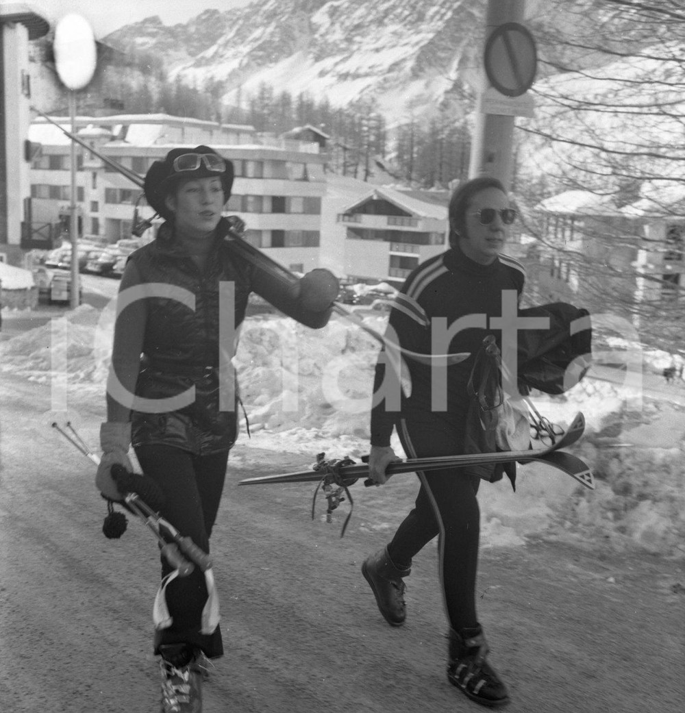 1970 ca CERVINIA Mike e Daniela BONGIORNO dopo lo sci NEGATIVO ORIGINALE 1 Negativo originale in bianco e nero su pellicola.  E' SEVERAMENTE VIETATA LA RIPRODUZIONE.TUTTI I DIRITTI SONO RISERVATI.ICharta mette in vendita, sul negozio eBay e in esclusiva sul sito "icharta" il proprio archivio composto da numerose diapositive e negativi fotografici d'epoca, tutti originali e autentici.Si tratta di uno sguardo inedito sull'attualità, la politica, la vita quotidiana, il gossip e la cultura, che fotografa il cambiamento della nazione (e non solo) tra il 1890 ed il 1990 circa. Un'occasione unica per il mercato del collezionismo, che vede finalmente disponibile un archivio eccezionale per vastità, tematiche e condizioni, in un settore (il negativo fotografico e la diapositiva) di assoluta novità e dalle interessanti prospettive di investimento. CONDIZIONI:FAIR/discretoFORMATO: cm 6 x 6 originale e autentica 1