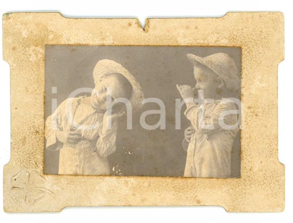 Fotografia d epoca originale 1900 ca PORTAFORTUNA Bambino dispettoso  Quadrifoglio  Fotomontaggio 13x10 cm 1