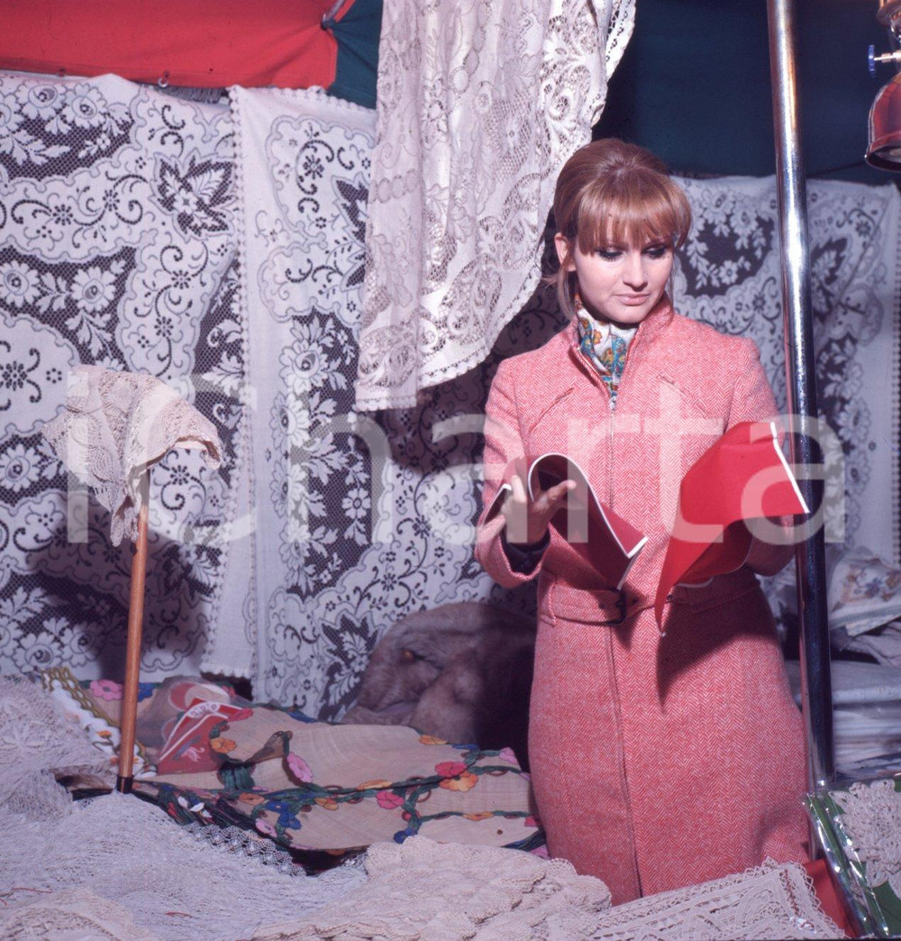 1975 ca Carmen VILLANI ritratto in negozio di merletti DIAPOSITIVA ORIGINALE 7 Diapositiva originale a colori su pellicola.  E' SEVERAMENTE VIETATA LA RIPRODUZIONE.TUTTI I DIRITTI SONO RISERVATI.ICharta mette in vendita, sul negozio eBay e in esclusiva sul sito "icharta" il proprio archivio composto da numerose diapositive e negativi fotografici d'epoca, tutti originali e autentici.Si tratta di uno sguardo inedito sull'attualità, la politica, la vita quotidiana, il gossip e la cultura, che fotografa il cambiamento della nazione (e non solo) tra il 1890 ed il 1990 circa. Un'occasione unica per il mercato del collezionismo, che vede finalmente disponibile un archivio eccezionale per vastità, tematiche e condizioni, in un settore (il negativo fotografico e la diapositiva) di assoluta novità e dalle interessanti prospettive di investimento. CONDIZIONI:FAIR/discretoFORMATO: cm 6 x 6 originale e autentica 1