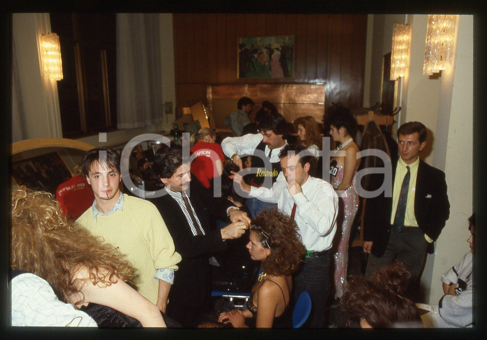 35mm vintage slide*1985 MODA Rolando ELISEI - Acconciatura modella (5)    Diapositiva d'epoca, in formato 35 mm.  CONDIZIONI: GOOD E' severamente vietata la riproduzione. Tutti i diritti sono riservati.Nella diapositiva ICharta mette in vendita, sul negozio eBay e in esclusiva sul sito "icharta" il proprio archivio composto da numerose diapositive e negativi fotografici d'epoca, tutti originali e autentici, che attraversano la storia del costume italiano tra gli la fine degli anni Sessanta e Novanta.Si tratta di uno sguardo inedito sull'attualit&agrave;, la politica, la vita quotidiana, il gossip e la cultura, che fotografa il cambiamento della nazione in quest'ultimo scorcio del XX secolo. Un'occasione unica per il mercato del collezionismo, che vede finalmente disponibile un archivio eccezionale per vastit&agrave;, tematiche e condizioni, in un settore (il negativo fotografico e la diapositiva) di assoluta novit&agrave; e dalle interessanti prospettive di investimento.   originale e autentica 1