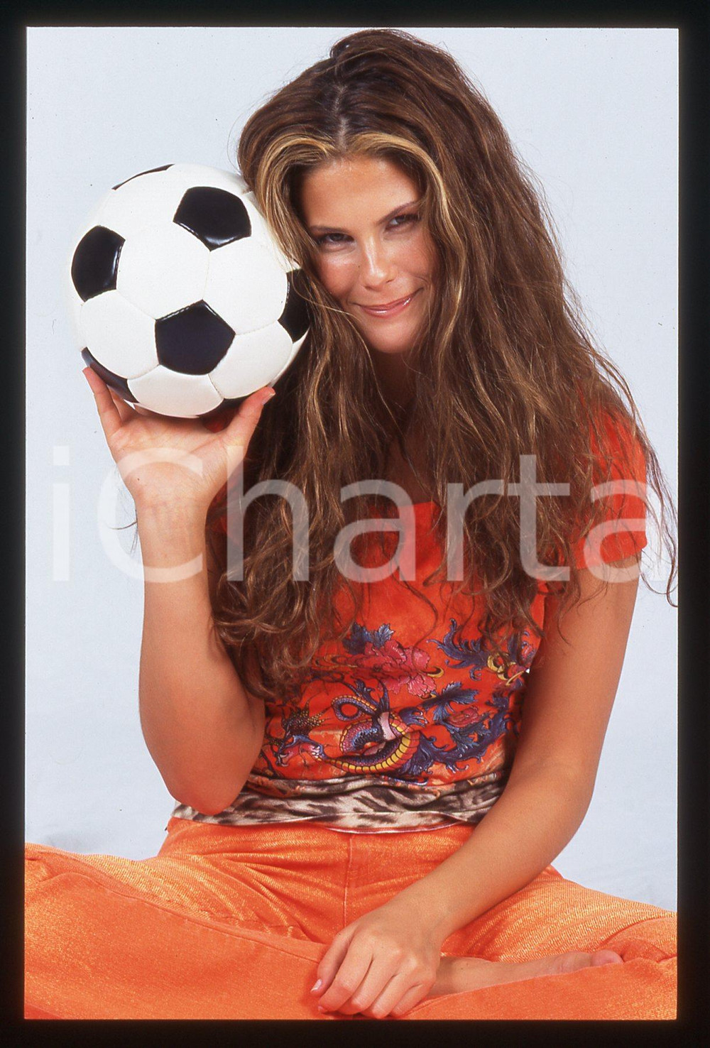 35mm vintage slide* 1999 RAI 2 Natalie KRIZ Valletta QUELLI CHE IL CALCIO (1)  Diapositiva d'epoca, in formato 35 mm.  CONDIZIONI: GOODE' severamente vietata la riproduzione. Tutti i diritti sono riservati. ICharta mette in vendita, sul negozio eBay e in esclusiva sul sito "icharta" il proprio archivio composto da numerose diapositive e negativi fotografici d'epoca, tutti originali e autentici, che attraversano la storia del costume italiano tra gli la fine degli anni Sessanta e Novanta.Si tratta di uno sguardo inedito sull'attualit&agrave;, la politica, la vita quotidiana, il gossip e la cultura, che fotografa il cambiamento della nazione in quest'ultimo scorcio del XX secolo. Un'occasione unica per il mercato del collezionismo, che vede finalmente disponibile un archivio eccezionale per vastit&agrave;, tematiche e condizioni, in un settore (il negativo fotografico e la diapositiva) di assoluta novit&agrave; e dalle interessanti prospettive di investimento.  originale e autentica 1