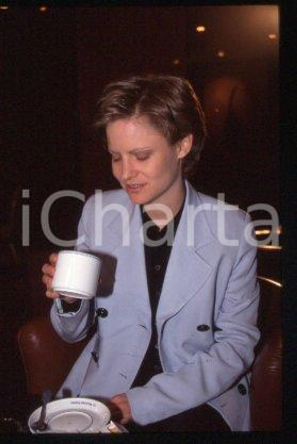 35mm vintage slide* 1995 CANNES Jennifer Jason LEIGH "Georgia" première 82  Diapositiva d'epoca, in formato 35 mm.CONDIZIONI: GOODE' severamente vietata la riproduzione. Tutti i diritti sono riservati.Nella diapositiva ICharta mette in vendita, sul negozio eBay e in esclusiva sul sito "icharta" il proprio archivio composto da numerose diapositive e negativi fotografici d'epoca, tutti originali e autentici, che attraversano la storia del costume italiano tra gli la fine degli anni Sessanta e Novanta.Si tratta di uno sguardo inedito sull'attualit&agrave;, la politica, la vita quotidiana, il gossip e la cultura, che fotografa il cambiamento della nazione in quest'ultimo scorcio del XX secolo. Un'occasione unica per il mercato del collezionismo, che vede finalmente disponibile un archivio eccezionale per vastit&agrave;, tematiche e condizioni, in un settore (il negativo fotografico e la diapositiva) di assoluta novit&agrave; e dalle interessanti prospettive di investimento.  CONDIZIONI:FAIR/discreto originale e autentica 1