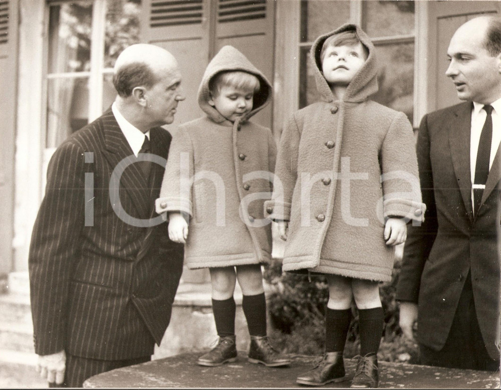 Fotografia d epoca originale 1960 ca VERSAILLES Umberto II  Dimitri e Michele figli di Maria Pia di SAVOIA 1