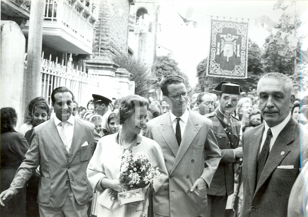 Fotografia d epoca originale 1960 ca ZARAUTZ SPAGNA Re BALDOVINO Fabiola del BELGIO in città  Foto 2 1