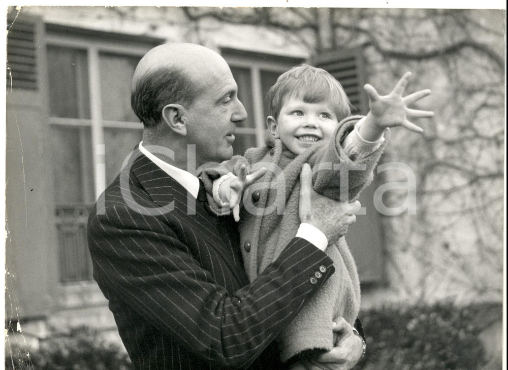 Fotografia d epoca originale 1960 ca VERSAILLES Umberto II con uno dei figli di Maria Pia di SAVOIA Foto 1