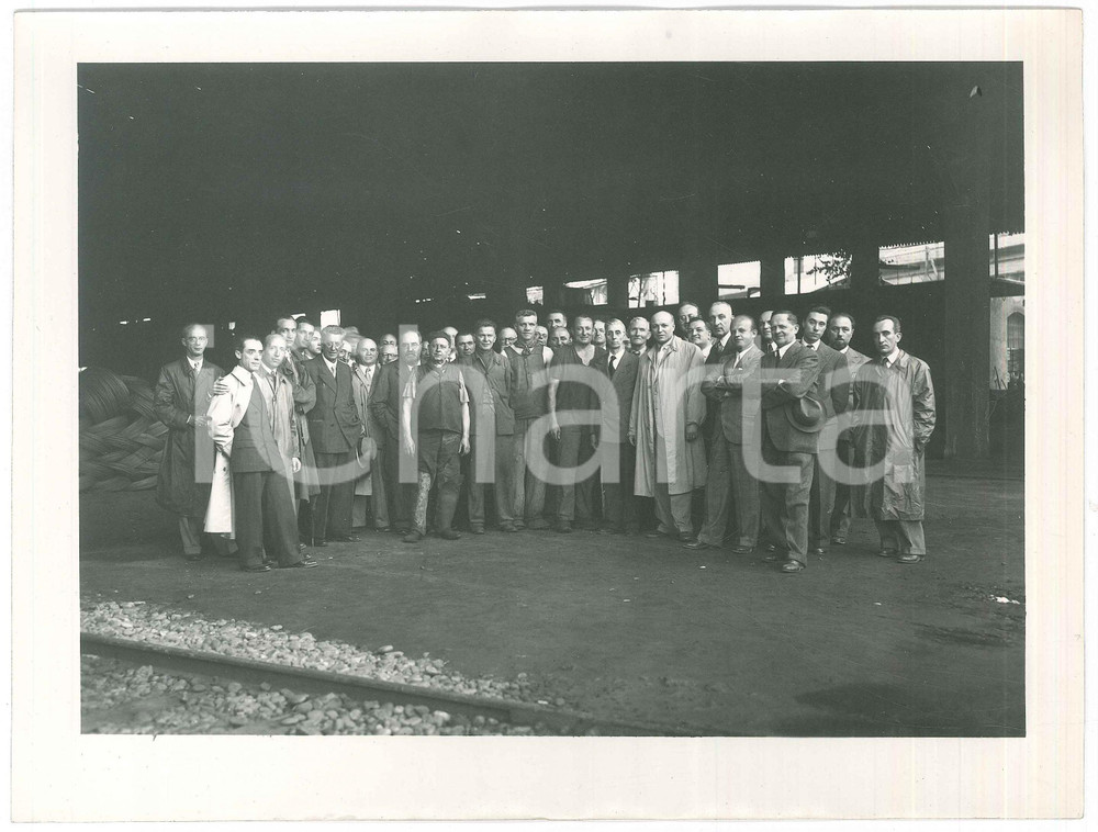 Fotografia d epoca originale 1948 LECCO Acciaieria CALEOTTO  Dirigenti e maestranze  Foto gruppo 24x18 1