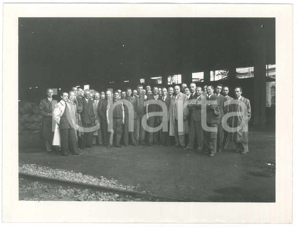 Fotografia d epoca originale 1948 LECCO Acciaieria CALEOTTO  Dirigenti e maestranze Foto gruppo 24x18 1