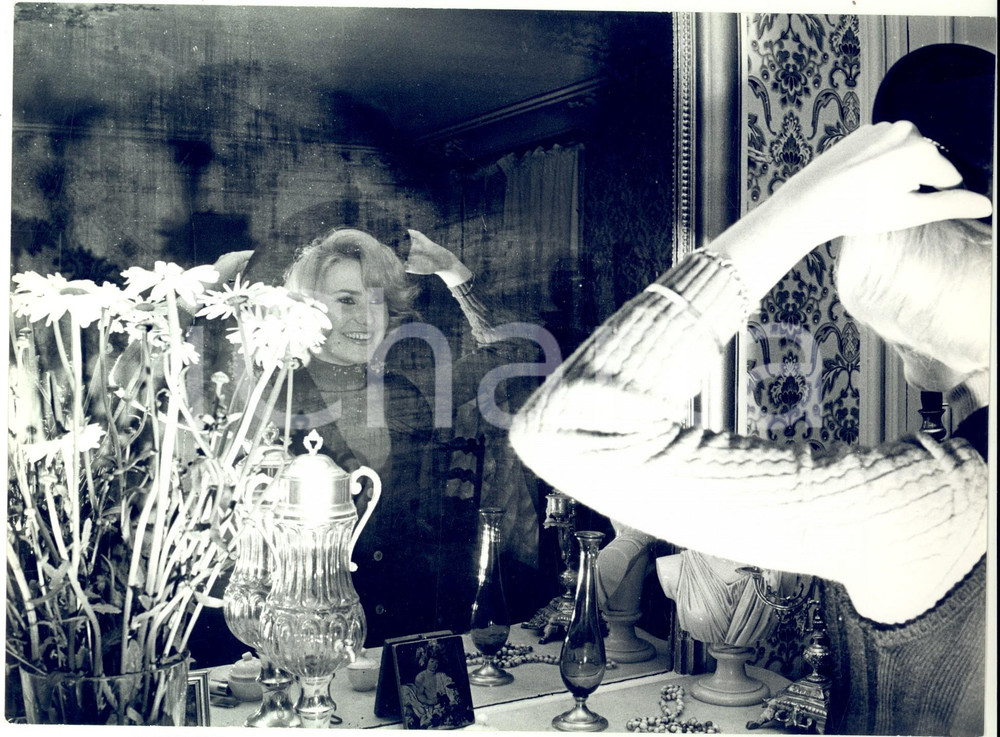 Fotografia d epoca originale 1965 ca PARIS Michèle TORR si prepara in camerino Fotografia RARA 1