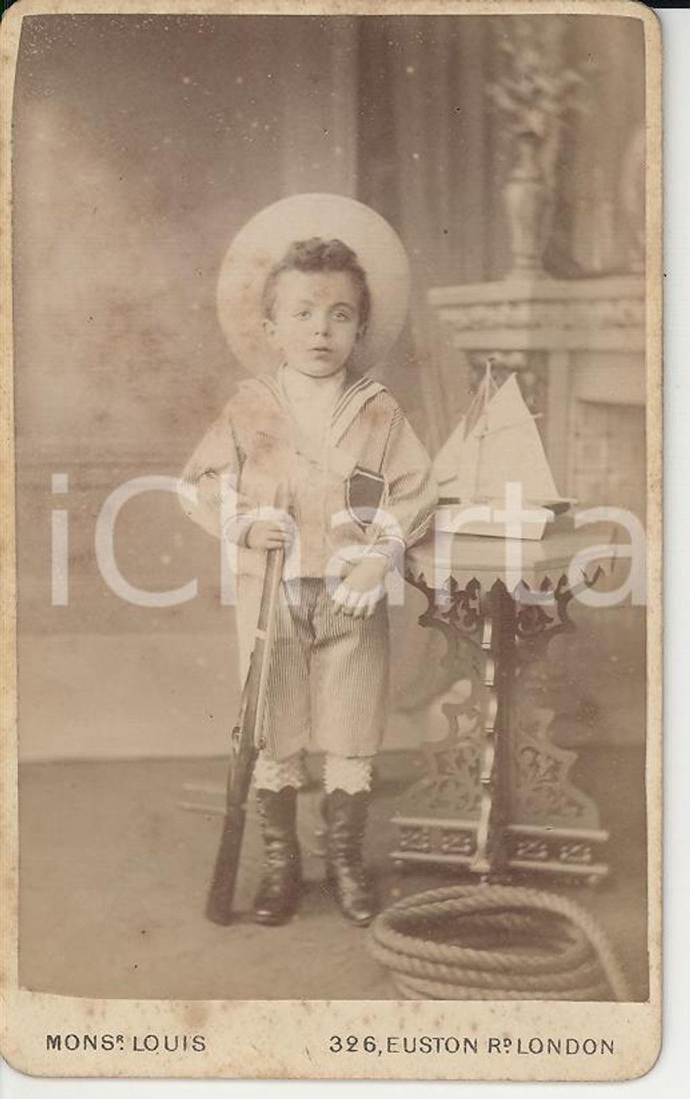 Fotografia d epoca originale 1885 ca LONDON Famiglia DELLA CASA  Bambino con fucile e barchetta Foto RARA 1