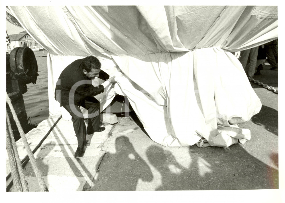 Fotografia d epoca originale 1985 VENEZIA Varo AZZURRA II Skipper Cino RICCI scopre lo scafo SAILING REGATTA 1