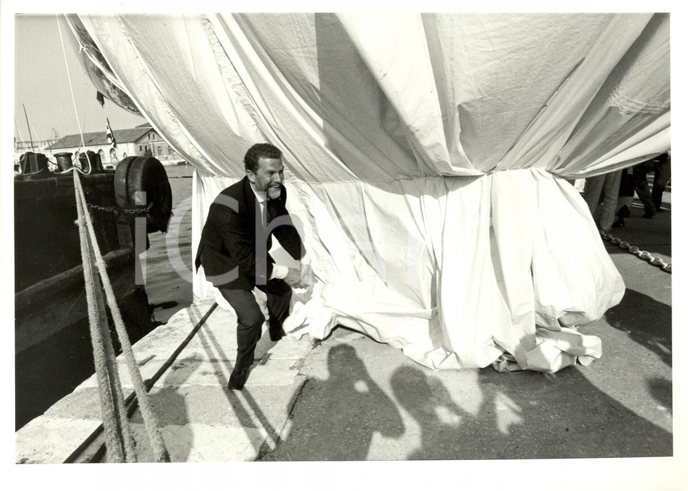 Fotografia d epoca originale 1985 VENEZIA Varo AZZURRA II Skipper Cino RICCI scopre scafo SAILING REGATTA 1