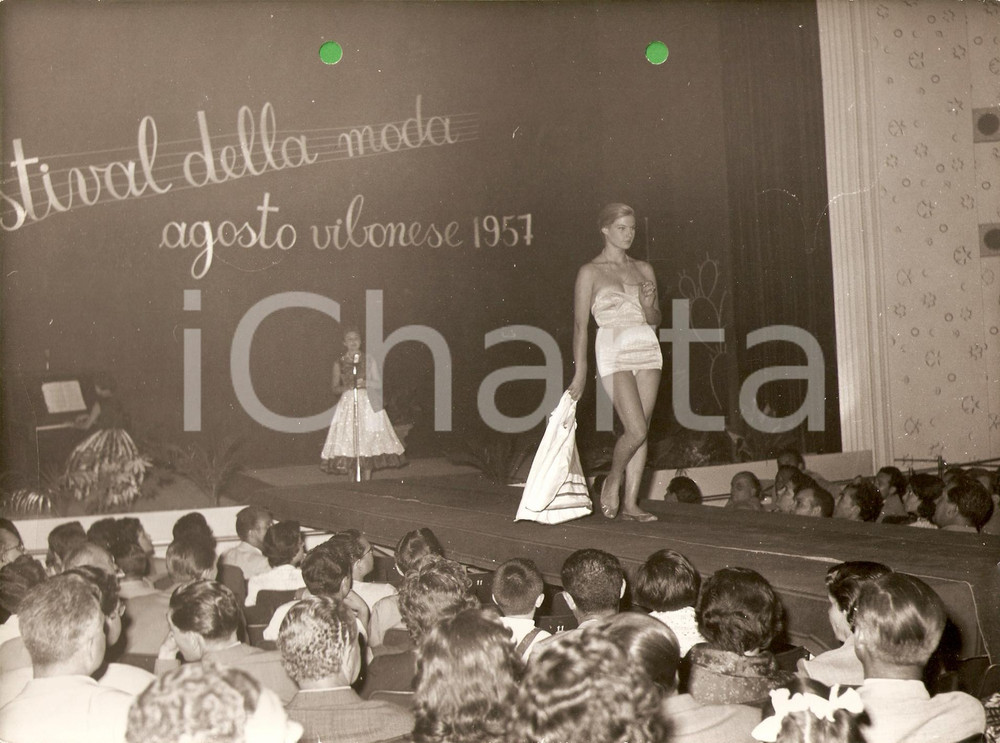 Fotografia d epoca originale 1957 VIBO VALENTIA Agosto vibonese Sfilata FESTIVAL MODA Costumi bagno 3 1