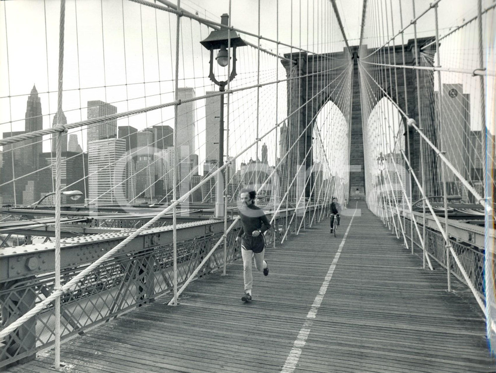 Fotografia d epoca originale 1980 NEW YORK Corridori sul BROOKLYN BRIDGE e veduta delle TWIN TOWERS Foto 3 1