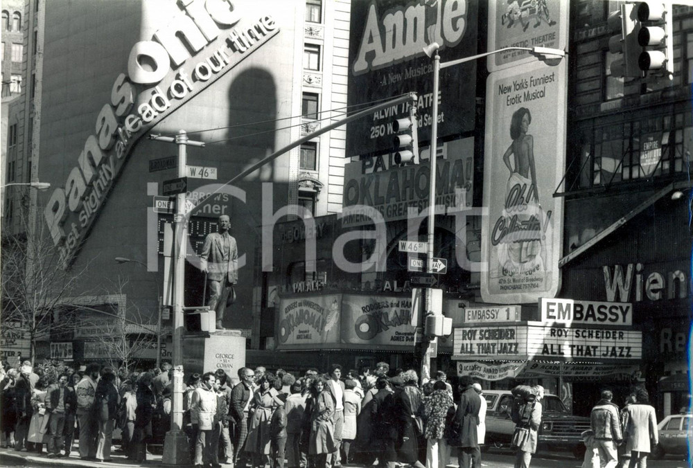 Fotografia d epoca originale 1980 NEW YORK TIMES SQUARE Passanti con manifesto Erotic Musical OH! CALCUTTA 2 1