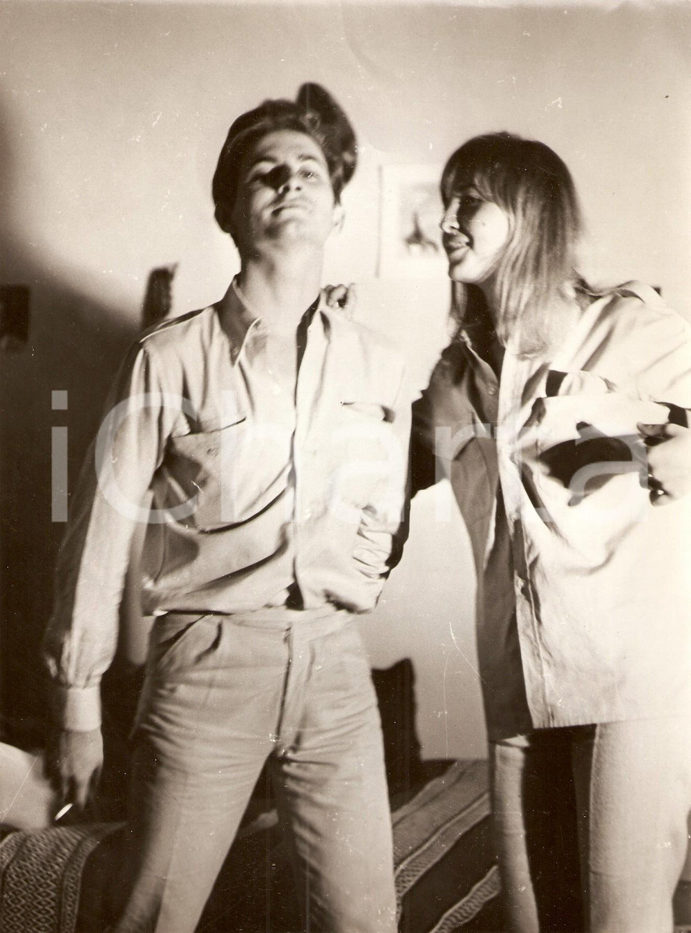 Fotografia d epoca originale 1960 ca ROMA Renzino ROSSELLINI nel suo atelier con l attrice Anna BAJ Foto 2 1