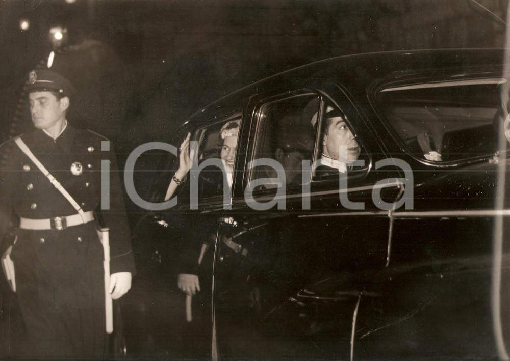 Fotografia d epoca originale 1960 MADRID Donna Fabiola MORA Y ARAGON saluta dalla sua auto Foto 2 1