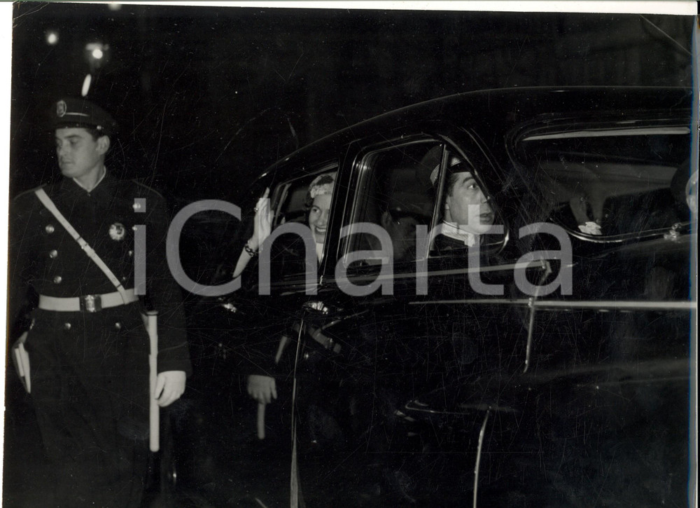 Fotografia d epoca originale 1960 MADRID Donna Fabiola MORA Y ARAGON saluta dalla sua auto Foto 3 1