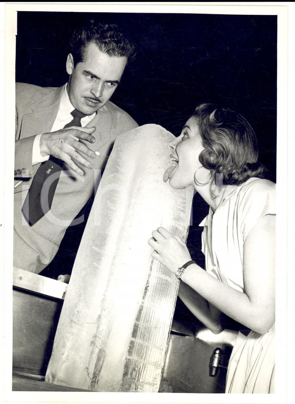 Fotografia d epoca originale 1954 LE GRAND ROBERT fa sentire a Veronique VERLHAC il cioccolato ILLUSIONISMO 4 1