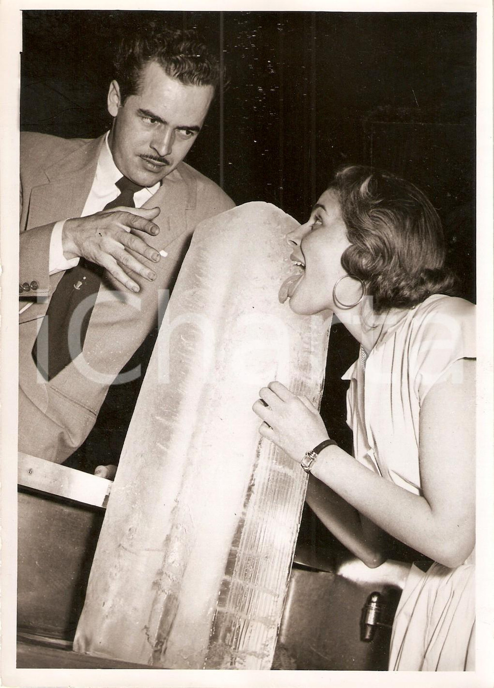 Fotografia d epoca originale 1954 LE GRAND ROBERT fa sentire a Veronique VERLHAC il cioccolato ILLUSIONISMO 1 1