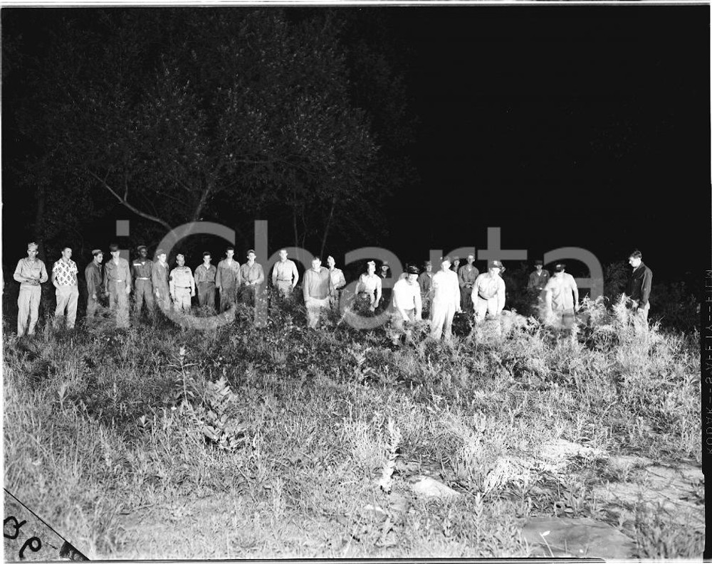 Fotografia d epoca originale 1955 OAK LAWN Illinois Agent searching for missing girl NEGATIVO FOTOGRAFICO 1