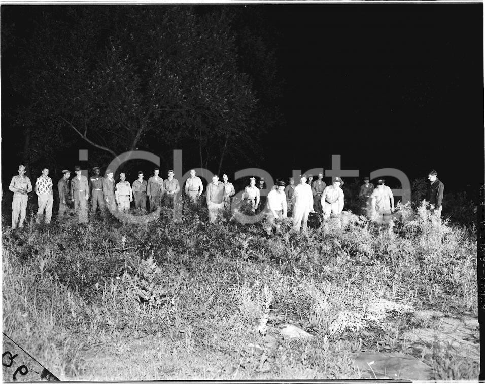 Fotografia d epoca originale 1955 OAK LAWN Illinois Agent searching for missing girl NEGATIVO FOTOGRAFICO 1