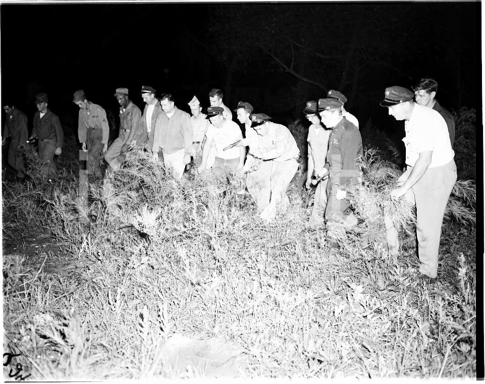 Fotografia d epoca originale 1955 OAK LAWN Illinois Agent searching for missing girl NEGATIVO FOTOGRAFICO 2 1