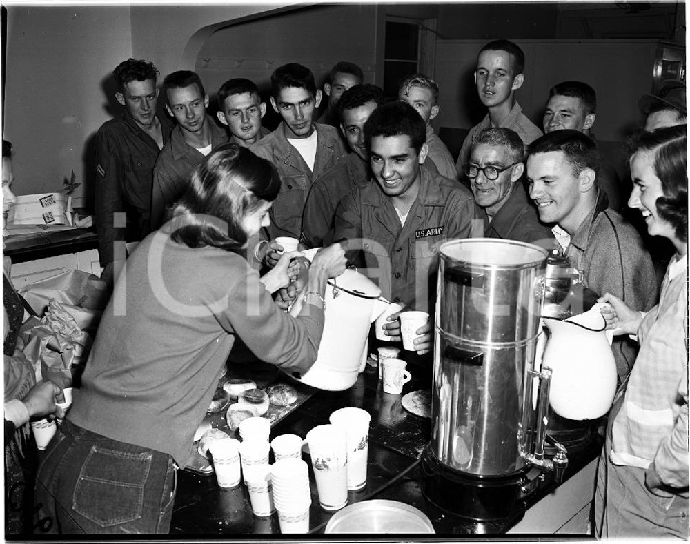 Fotografia d epoca originale 1955 OAK LAWN Dolores BIEDERMAN serves coffee to the soldiers NEGATIVO FOTOGR. 1