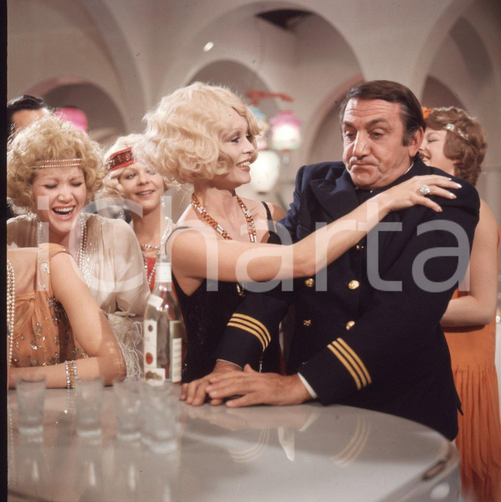 1971 BRIGITTE BARDOT Lino VENTURA Boulevard du rhum *VINTAGE SLIDE Foto di scena consistente in positivo fotografico originale su pellicola, a colori.  E' SEVERAMENTE VIETATA LA RIPRODUZIONE.TUTTI I DIRITTI SONO RISERVATI.ICharta mette in vendita, sul negozio eBay e in esclusiva sul sito "icharta" il proprio archivio composto da numerose diapositive e negativi fotografici d'epoca, tutti originali e autentici.Si tratta di uno sguardo inedito sull'attualità, la politica, la vita quotidiana, il gossip e la cultura, che fotografa il cambiamento della nazione (e non solo) tra il 1890 ed il 1990 circa. Un'occasione unica per il mercato del collezionismo, che vede finalmente disponibile un archivio eccezionale per vastità, tematiche e condizioni, in un settore (il negativo fotografico e la diapositiva) di assoluta novità e dalle interessanti prospettive di investimento. CONDIZIONI:FAIR/discretoFORMATO: cm 6 x 6 originale e autentica 1