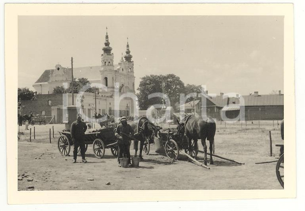 Fotografia d epoca originale 1945 ca  WW2 BIALA PODLASKA Soldato tedesco sulla piazza FOTOGRAFIA ORIGINALE 1