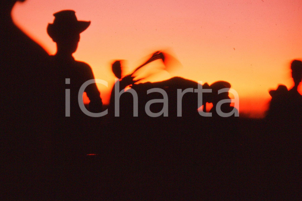 MAY 1963 Life in China - rice crops *35mm vintage slide 5 Diapositiva originale, in formato 35 mm.Per i diritti rivolgersi a ICharta.ICharta mette in vendita, sul negozio eBay e in esclusiva sul sito "icharta" il proprio archivio composto da numerose diapositive e negativi fotografici d'epoca, tutti originali e autentici.Si tratta di uno sguardo inedito sull'attualità, la politica, la vita quotidiana, il gossip e la cultura, che fotografa il cambiamento della nazione (e non solo) tra il 1890 ed il 1990 circa. Un'occasione unica per il mercato del collezionismo, che vede finalmente disponibile un archivio eccezionale per vastità, tematiche e condizioni, in un settore (il negativo fotografico e la diapositiva) di assoluta novità e dalle interessanti prospettive di investimento. CONDIZIONI:FAIR/discretoFORMATO: 35mm originale e autentica 1