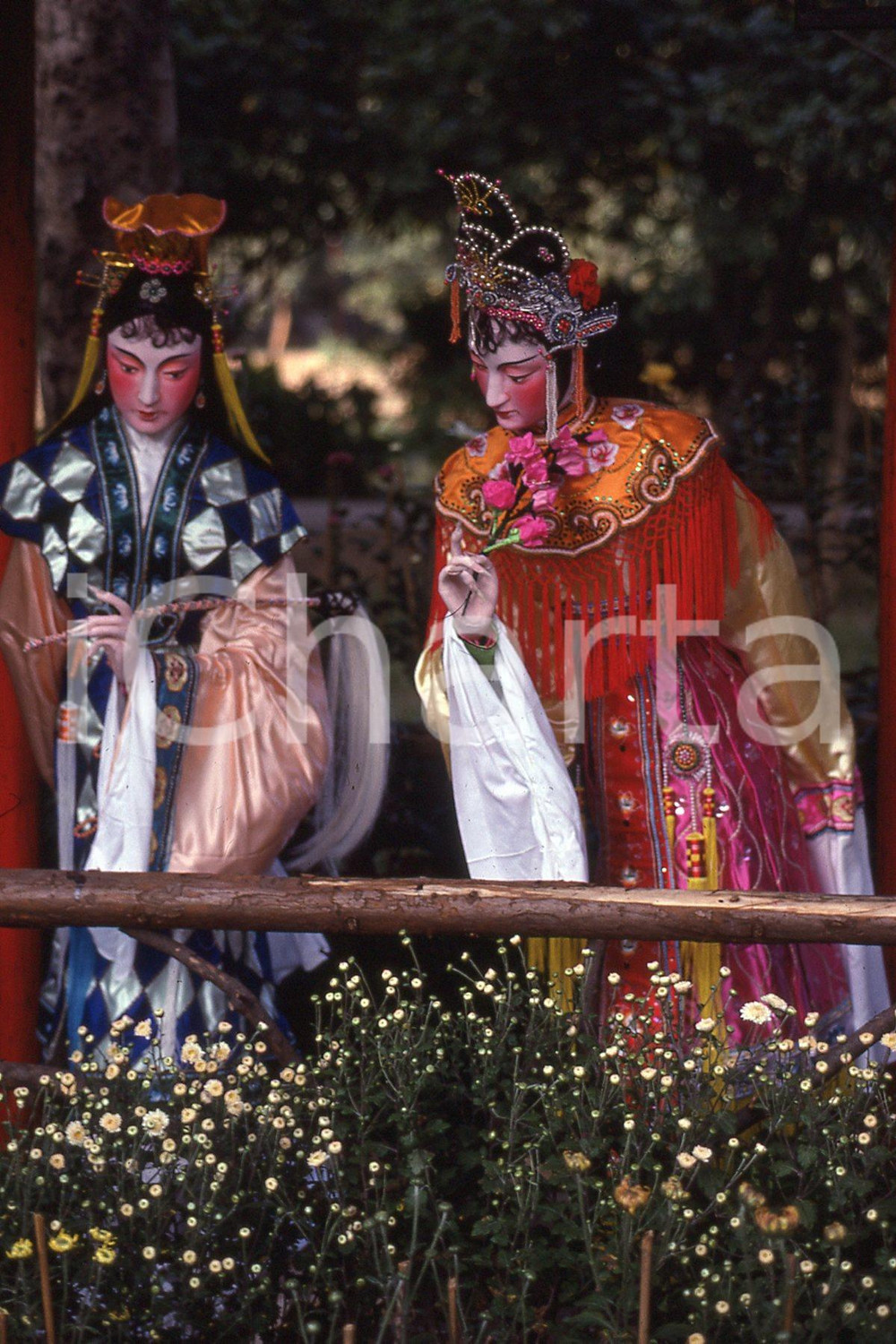 1965ca Life in China - 35mm vintage slide 8 Diapositiva originale, in formato 35 mm.Per i diritti rivolgersi a ICharta.ICharta mette in vendita, sul negozio eBay e in esclusiva sul sito "icharta" il proprio archivio composto da numerose diapositive e negativi fotografici d'epoca, tutti originali e autentici.Si tratta di uno sguardo inedito sull'attualità, la politica, la vita quotidiana, il gossip e la cultura, che fotografa il cambiamento della nazione (e non solo) tra il 1890 ed il 1990 circa. Un'occasione unica per il mercato del collezionismo, che vede finalmente disponibile un archivio eccezionale per vastità, tematiche e condizioni, in un settore (il negativo fotografico e la diapositiva) di assoluta novità e dalle interessanti prospettive di investimento. CONDIZIONI:FAIR/discretoFORMATO: 35mm originale e autentica 1