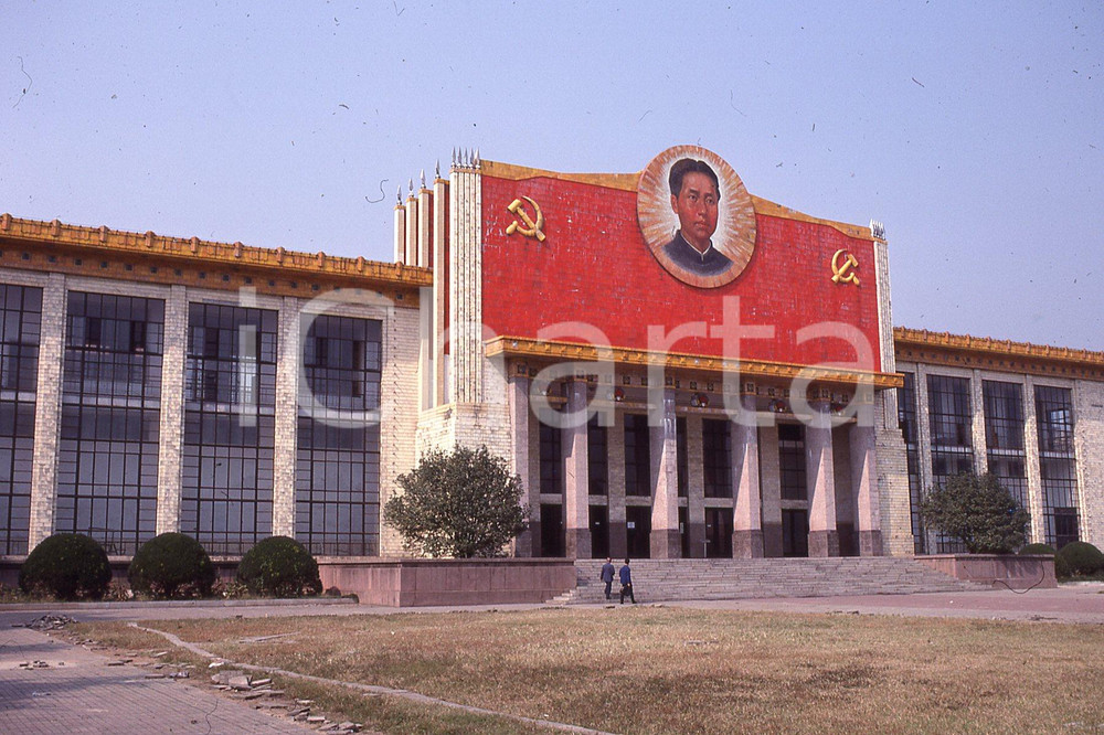 1965ca Museo storico di Changsha del Partito Comunista - 35mm vintage slide Diapositiva originale, in formato 35 mm.Per i diritti rivolgersi a ICharta.ICharta mette in vendita, sul negozio eBay e in esclusiva sul sito "icharta" il proprio archivio composto da numerose diapositive e negativi fotografici d'epoca, tutti originali e autentici.Si tratta di uno sguardo inedito sull'attualità, la politica, la vita quotidiana, il gossip e la cultura, che fotografa il cambiamento della nazione (e non solo) tra il 1890 ed il 1990 circa. Un'occasione unica per il mercato del collezionismo, che vede finalmente disponibile un archivio eccezionale per vastità, tematiche e condizioni, in un settore (il negativo fotografico e la diapositiva) di assoluta novità e dalle interessanti prospettive di investimento. CONDIZIONI:FAIR/discretoFORMATO: 35mm originale e autentica 1
