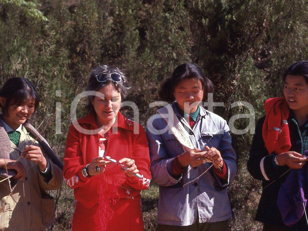 1980ca Life in China - 35mm vintage slide 3 Diapositiva originale, in formato 35 mm.Per i diritti rivolgersi a ICharta.ICharta mette in vendita, sul negozio eBay e in esclusiva sul sito "icharta" il proprio archivio composto da numerose diapositive e negativi fotografici d'epoca, tutti originali e autentici.Si tratta di uno sguardo inedito sull'attualità, la politica, la vita quotidiana, il gossip e la cultura, che fotografa il cambiamento della nazione (e non solo) tra il 1890 ed il 1990 circa. Un'occasione unica per il mercato del collezionismo, che vede finalmente disponibile un archivio eccezionale per vastità, tematiche e condizioni, in un settore (il negativo fotografico e la diapositiva) di assoluta novità e dalle interessanti prospettive di investimento. CONDIZIONI:FAIR/discretoFORMATO: 35mm originale e autentica 1