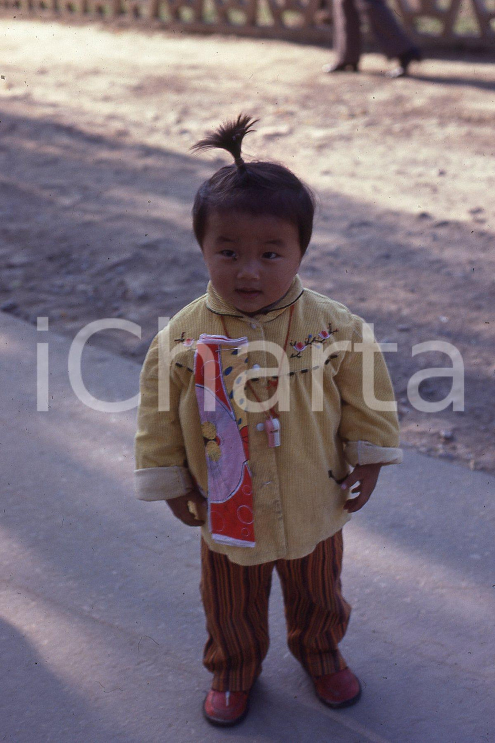1980ca Life in China - 35mm vintage slide 4 Diapositiva originale, in formato 35 mm.Per i diritti rivolgersi a ICharta.ICharta mette in vendita, sul negozio eBay e in esclusiva sul sito "icharta" il proprio archivio composto da numerose diapositive e negativi fotografici d'epoca, tutti originali e autentici.Si tratta di uno sguardo inedito sull'attualità, la politica, la vita quotidiana, il gossip e la cultura, che fotografa il cambiamento della nazione (e non solo) tra il 1890 ed il 1990 circa. Un'occasione unica per il mercato del collezionismo, che vede finalmente disponibile un archivio eccezionale per vastità, tematiche e condizioni, in un settore (il negativo fotografico e la diapositiva) di assoluta novità e dalle interessanti prospettive di investimento. CONDIZIONI:FAIR/discretoFORMATO: 35mm originale e autentica 1