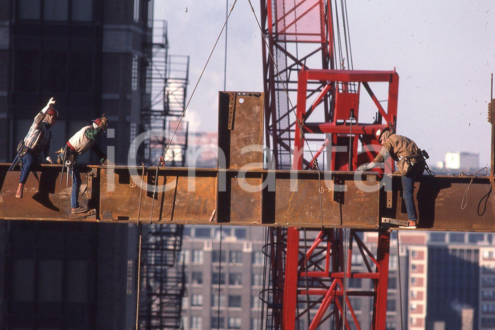 1986 LEE BALTERMAN Carpenters in Chicago *VINTAGE SLIDE Diapositiva originale, in formato 35 mm.Per i diritti rivolgersi a ICharta.ICharta mette in vendita, sul negozio eBay e in esclusiva sul sito "icharta" il proprio archivio composto da numerose diapositive e negativi fotografici d'epoca, tutti originali e autentici.Si tratta di uno sguardo inedito sull'attualità, la politica, la vita quotidiana, il gossip e la cultura, che fotografa il cambiamento della nazione (e non solo) tra il 1890 ed il 1990 circa. Un'occasione unica per il mercato del collezionismo, che vede finalmente disponibile un archivio eccezionale per vastità, tematiche e condizioni, in un settore (il negativo fotografico e la diapositiva) di assoluta novità e dalle interessanti prospettive di investimento. CONDIZIONI:FAIR/discretoFORMATO: 35mm originale e autentica 1