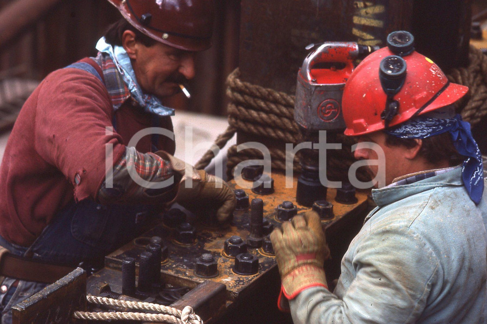 1986 LEE BALTERMAN Carpenters in Chicago *VINTAGE SLIDE 1 Diapositiva originale, in formato 35 mm.Per i diritti rivolgersi a ICharta.ICharta mette in vendita, sul negozio eBay e in esclusiva sul sito "icharta" il proprio archivio composto da numerose diapositive e negativi fotografici d'epoca, tutti originali e autentici.Si tratta di uno sguardo inedito sull'attualità, la politica, la vita quotidiana, il gossip e la cultura, che fotografa il cambiamento della nazione (e non solo) tra il 1890 ed il 1990 circa. Un'occasione unica per il mercato del collezionismo, che vede finalmente disponibile un archivio eccezionale per vastità, tematiche e condizioni, in un settore (il negativo fotografico e la diapositiva) di assoluta novità e dalle interessanti prospettive di investimento. CONDIZIONI:FAIR/discretoFORMATO: 35mm originale e autentica 1