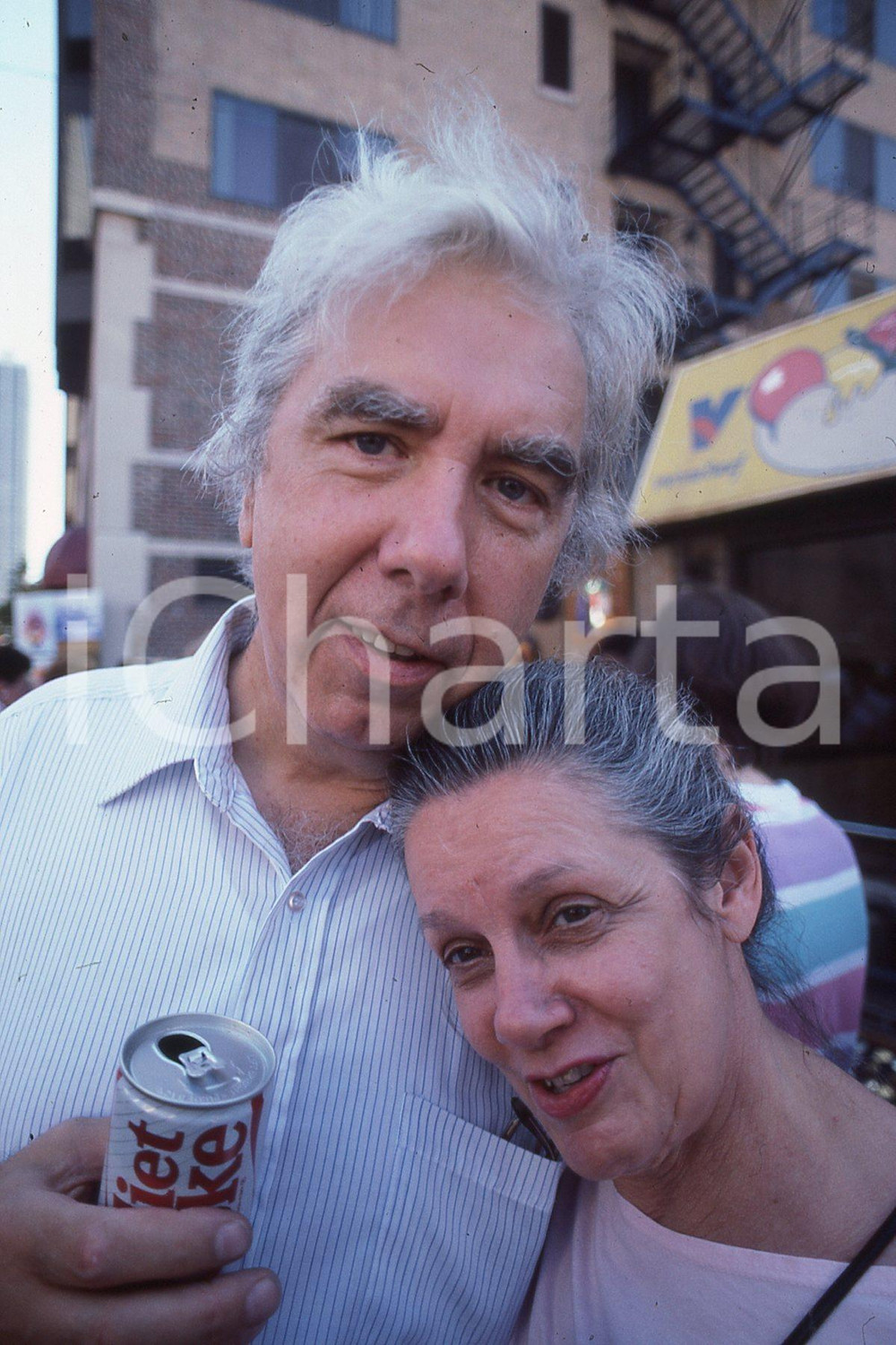1983 LEE BALTERMAN Couple at GOLD COAST ART FAIR *VINTAGE SLIDE Diapositiva originale, in formato 35 mm.Per i diritti rivolgersi a ICharta.ICharta mette in vendita, sul negozio eBay e in esclusiva sul sito "icharta" il proprio archivio composto da numerose diapositive e negativi fotografici d'epoca, tutti originali e autentici.Si tratta di uno sguardo inedito sull'attualità, la politica, la vita quotidiana, il gossip e la cultura, che fotografa il cambiamento della nazione (e non solo) tra il 1890 ed il 1990 circa. Un'occasione unica per il mercato del collezionismo, che vede finalmente disponibile un archivio eccezionale per vastità, tematiche e condizioni, in un settore (il negativo fotografico e la diapositiva) di assoluta novità e dalle interessanti prospettive di investimento. CONDIZIONI:FAIR/discretoFORMATO: 35mm originale e autentica 1