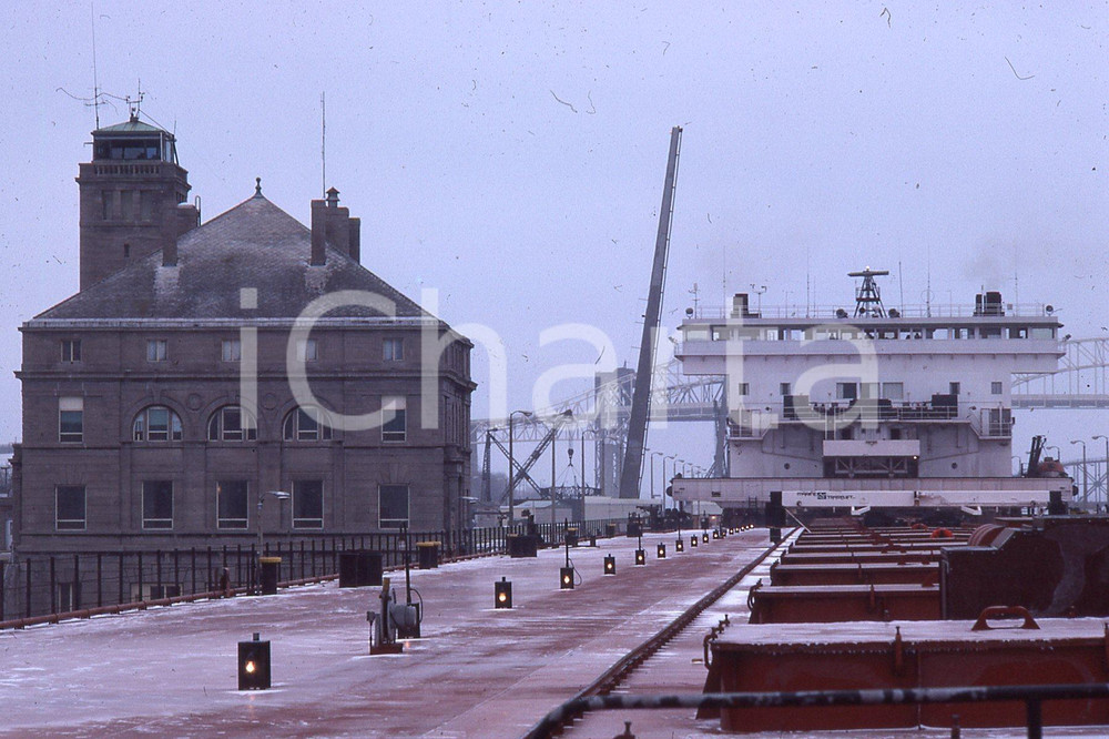 1987 LEE BALTERMAN  Soo Locks Michigan *VINTAGE SLIDE Diapositiva originale, in formato 35 mm.Per i diritti rivolgersi a ICharta.ICharta mette in vendita, sul negozio eBay e in esclusiva sul sito "icharta" il proprio archivio composto da numerose diapositive e negativi fotografici d'epoca, tutti originali e autentici.Si tratta di uno sguardo inedito sull'attualità, la politica, la vita quotidiana, il gossip e la cultura, che fotografa il cambiamento della nazione (e non solo) tra il 1890 ed il 1990 circa. Un'occasione unica per il mercato del collezionismo, che vede finalmente disponibile un archivio eccezionale per vastità, tematiche e condizioni, in un settore (il negativo fotografico e la diapositiva) di assoluta novità e dalle interessanti prospettive di investimento. CONDIZIONI:FAIR/discretoFORMATO: 35mm originale e autentica 1
