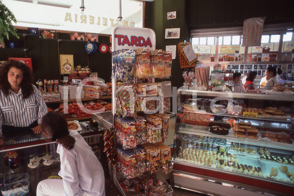 1987 LEE BALTERMAN  Pastelerie in Chicago  *VINTAGE SLIDE Diapositiva originale, in formato 35 mm.Per i diritti rivolgersi a ICharta.ICharta mette in vendita, sul negozio eBay e in esclusiva sul sito "icharta" il proprio archivio composto da numerose diapositive e negativi fotografici d'epoca, tutti originali e autentici.Si tratta di uno sguardo inedito sull'attualità, la politica, la vita quotidiana, il gossip e la cultura, che fotografa il cambiamento della nazione (e non solo) tra il 1890 ed il 1990 circa. Un'occasione unica per il mercato del collezionismo, che vede finalmente disponibile un archivio eccezionale per vastità, tematiche e condizioni, in un settore (il negativo fotografico e la diapositiva) di assoluta novità e dalle interessanti prospettive di investimento. CONDIZIONI:FAIR/discretoFORMATO: 35mm originale e autentica 1