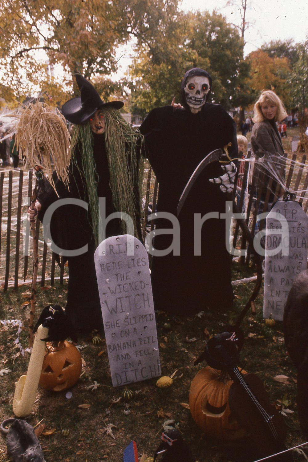 1985 LEE BALTERMAN  Halloween in Chicago  *VINTAGE SLIDE Diapositiva originale, in formato 35 mm.Per i diritti rivolgersi a ICharta.ICharta mette in vendita, sul negozio eBay e in esclusiva sul sito "icharta" il proprio archivio composto da numerose diapositive e negativi fotografici d'epoca, tutti originali e autentici.Si tratta di uno sguardo inedito sull'attualità, la politica, la vita quotidiana, il gossip e la cultura, che fotografa il cambiamento della nazione (e non solo) tra il 1890 ed il 1990 circa. Un'occasione unica per il mercato del collezionismo, che vede finalmente disponibile un archivio eccezionale per vastità, tematiche e condizioni, in un settore (il negativo fotografico e la diapositiva) di assoluta novità e dalle interessanti prospettive di investimento. CONDIZIONI:FAIR/discretoFORMATO: 35mm originale e autentica 1